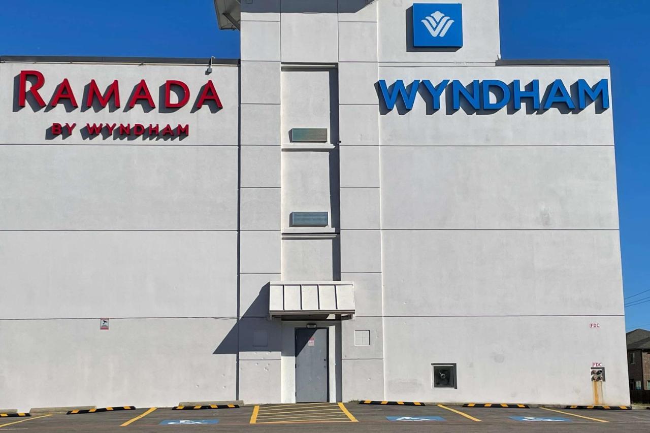 Hotel Ramada By Wyndham Dfw Airport Irving Esterno foto