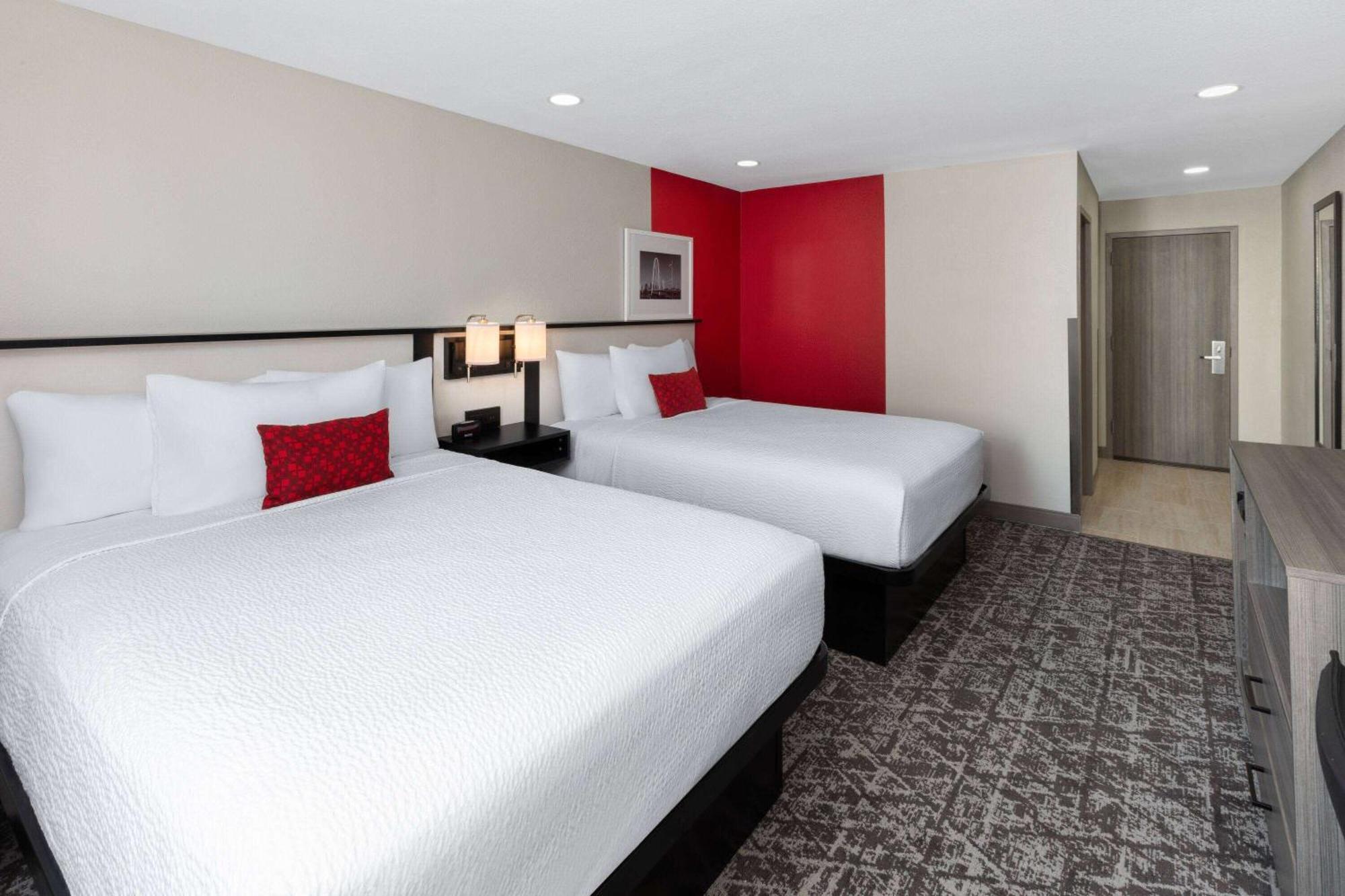 Hotel Ramada By Wyndham Dfw Airport Irving Esterno foto