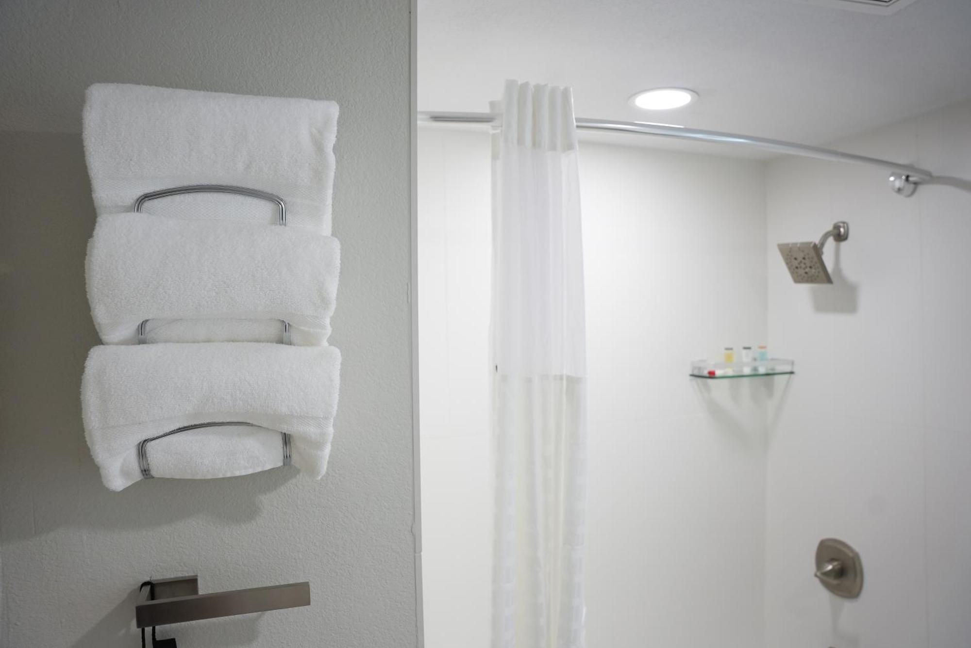 Hotel Ramada By Wyndham Dfw Airport Irving Esterno foto