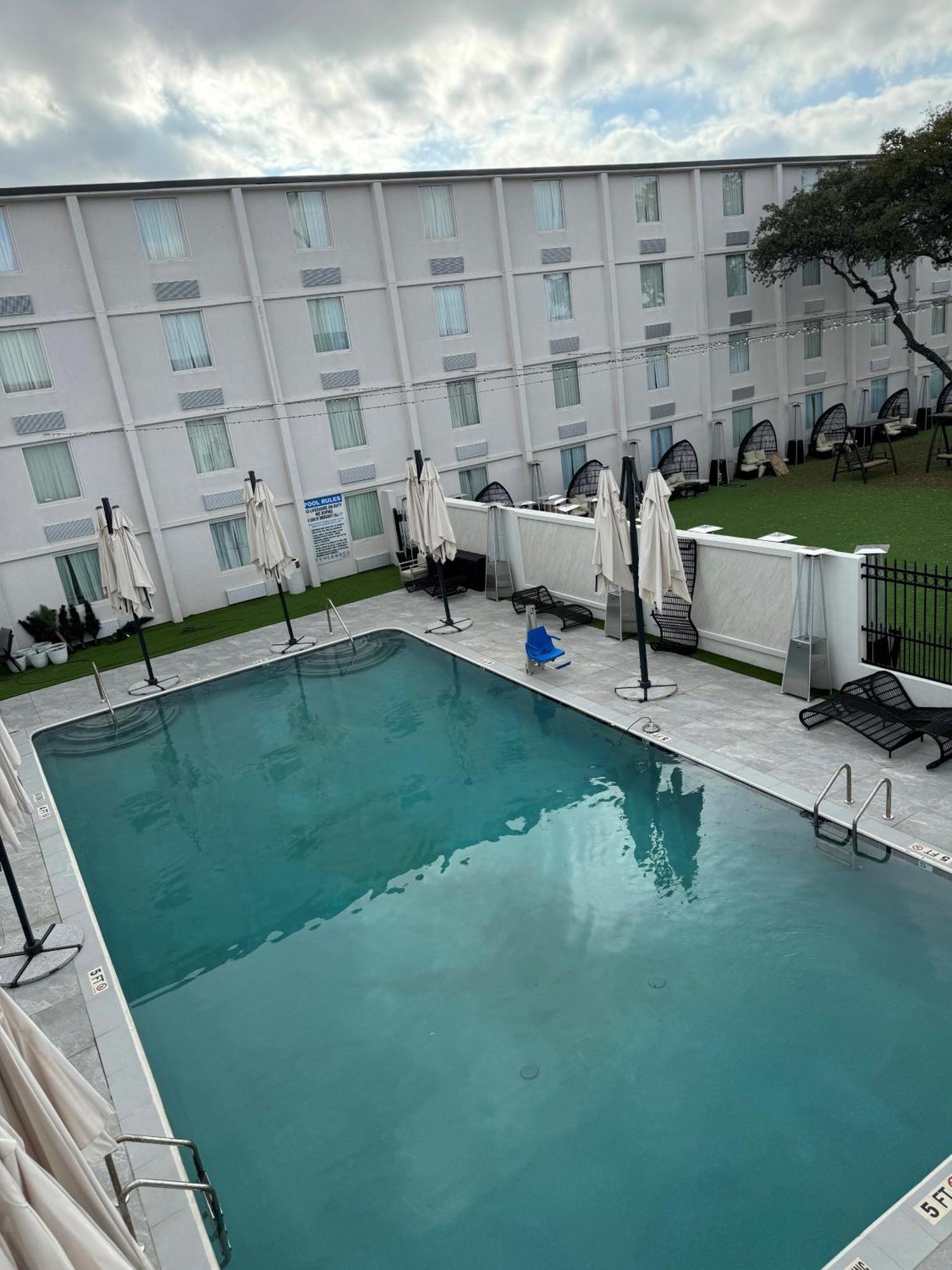 Hotel Ramada By Wyndham Dfw Airport Irving Esterno foto