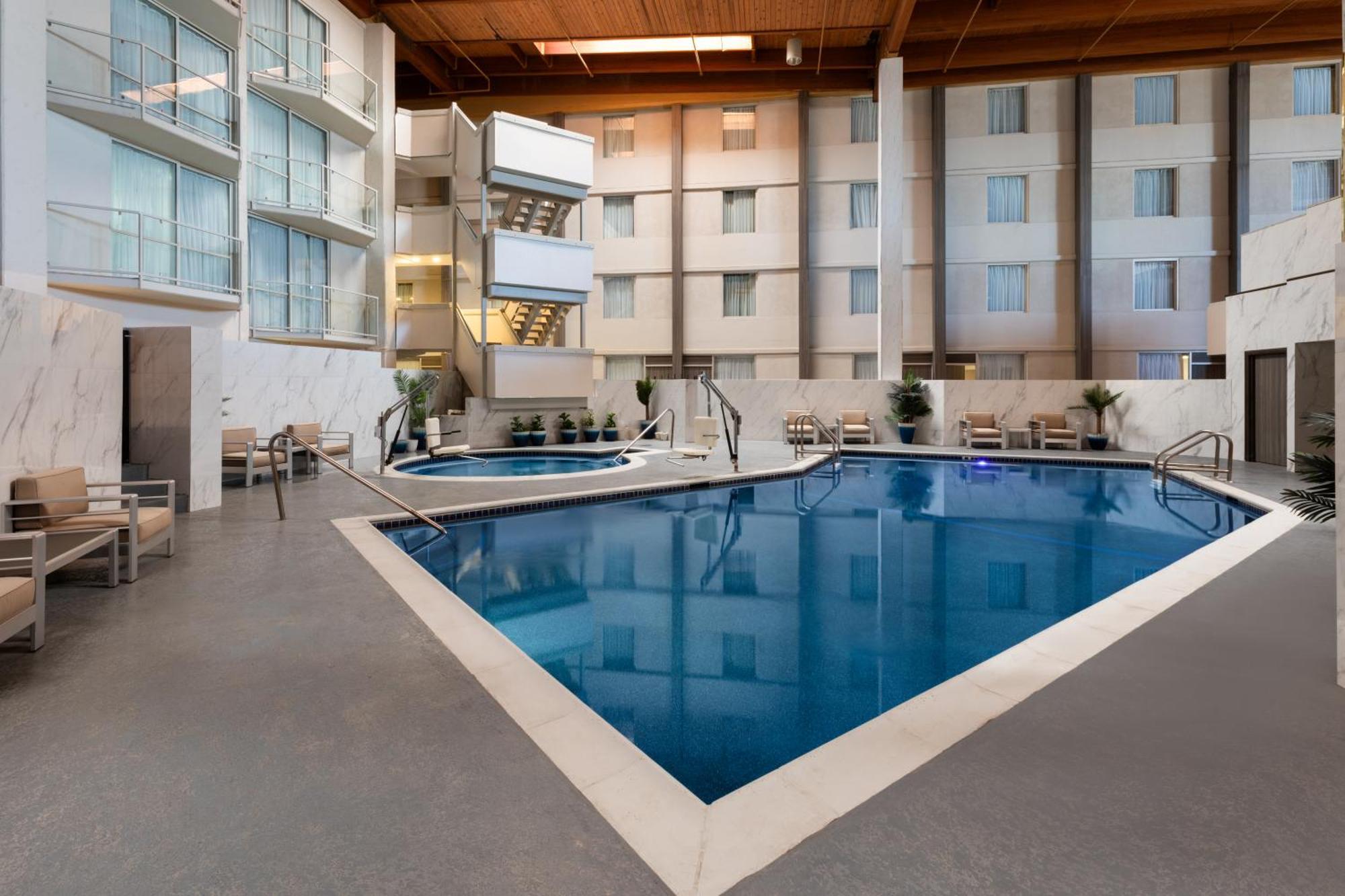 Hotel Ramada By Wyndham Dfw Airport Irving Esterno foto